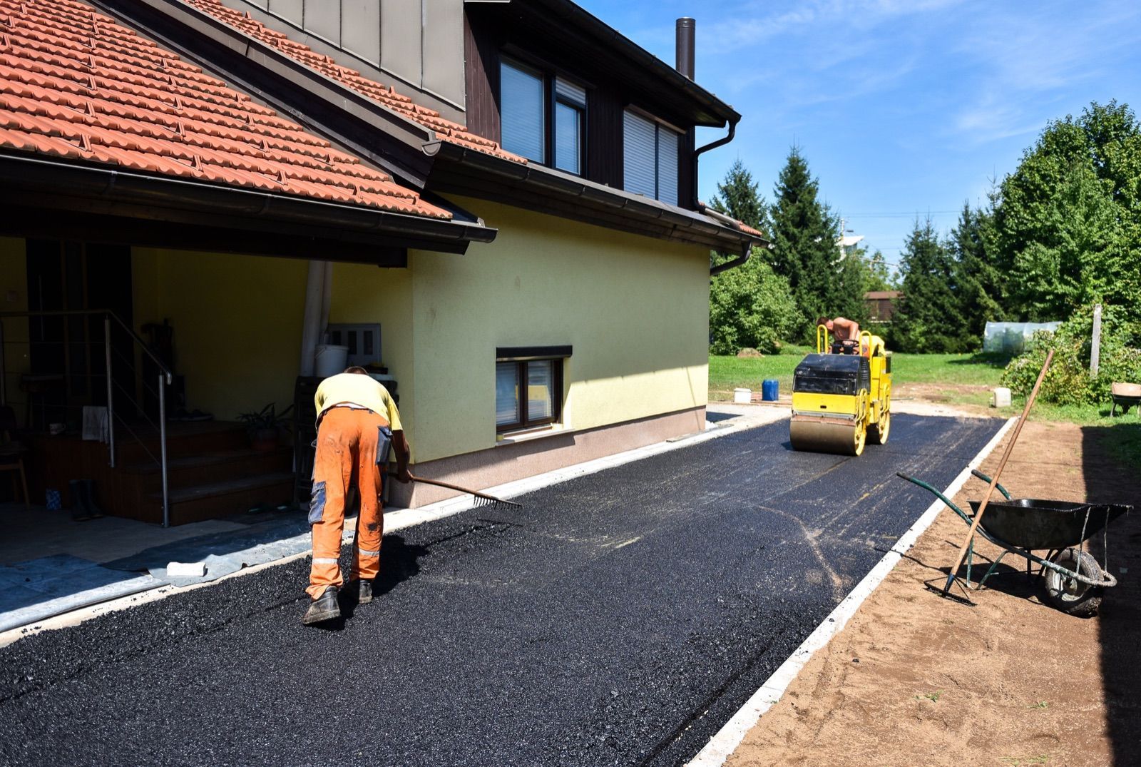 objevte výhody asfaltového betonu v moderním stavebnictví – trvanlivé, ekonomické a ekologické řešení pro kvalitní a dlouhotrvající stavby.